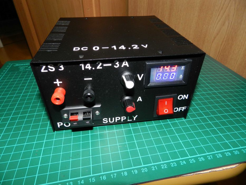 Zasilacz transformatorowy 14,2-0V-3A.