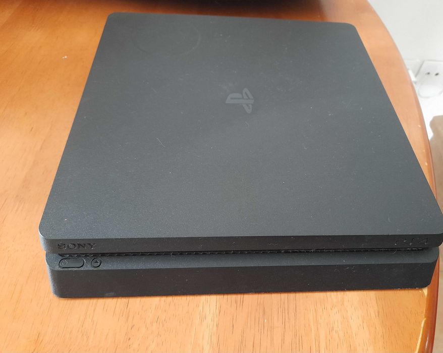 Vendo Playstation4 + 2 Jogos