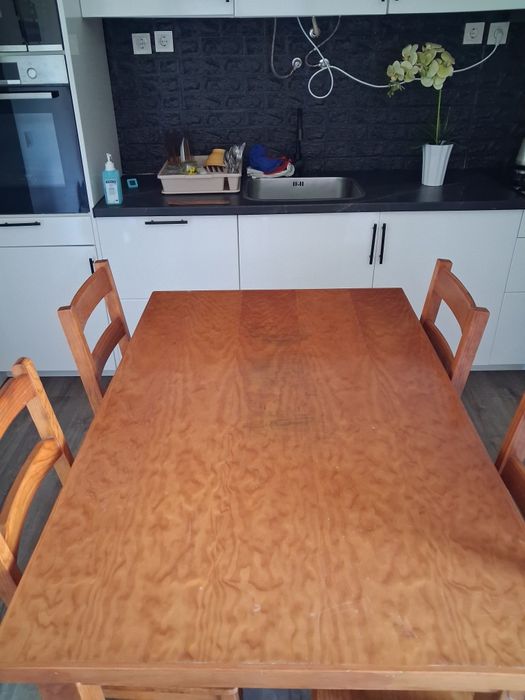 Vendo mesa com 4 cadeiras