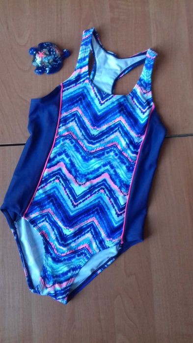 Классный слитный купальник для девочки 5-6 лет.