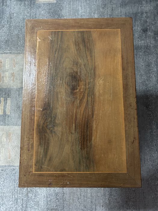 Mesinha em castanho com embutidos