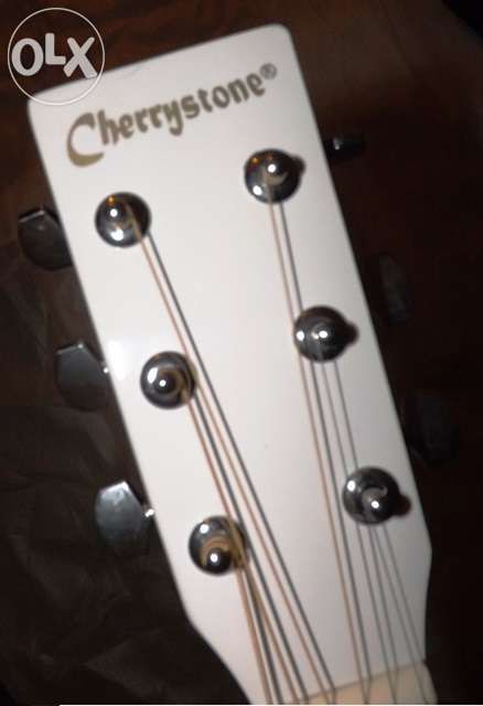 Guitarra western cutaway eletrificada