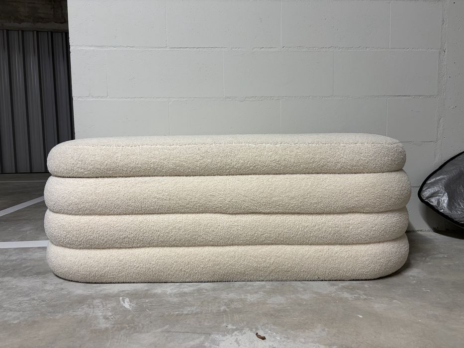 Banco SKLUM com Armazenamento em Chenille Jutson - Textura Chenille