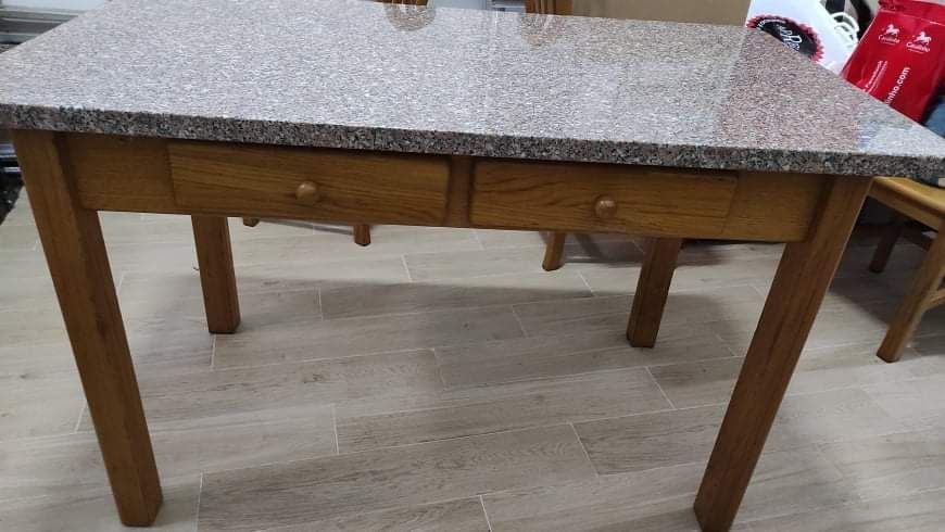 Mesa em madeira maciça com tampo em mármore e 4 cadeiras.