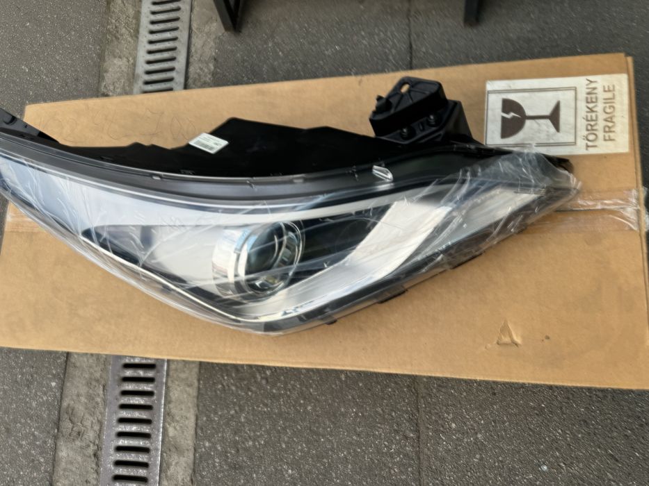 Фара права Solaris 921024L700