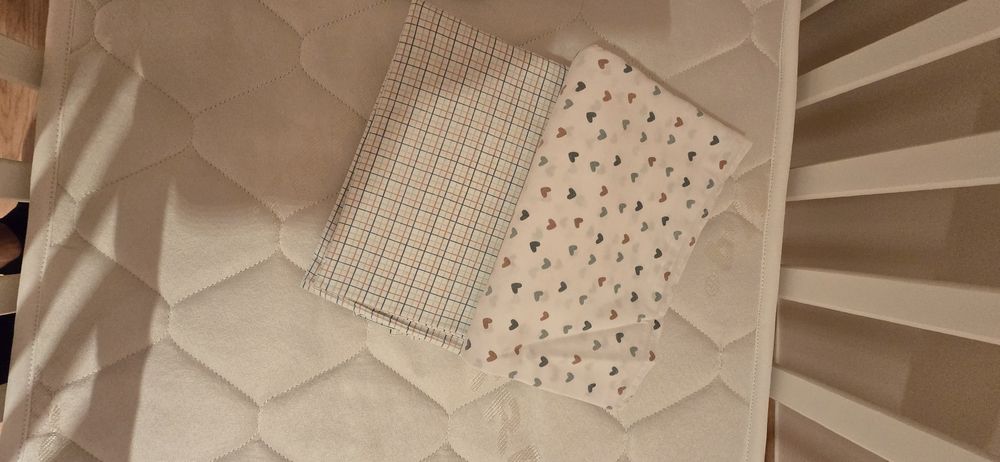 Berço Trama com colchão e outros acessórios