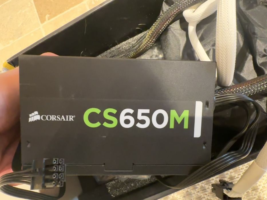 Corsair CS600M z różnymi przewodami