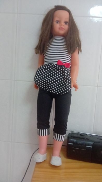 Boneca alta cabelo impecável.