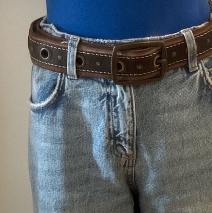 Cinto castanho com argolas largas