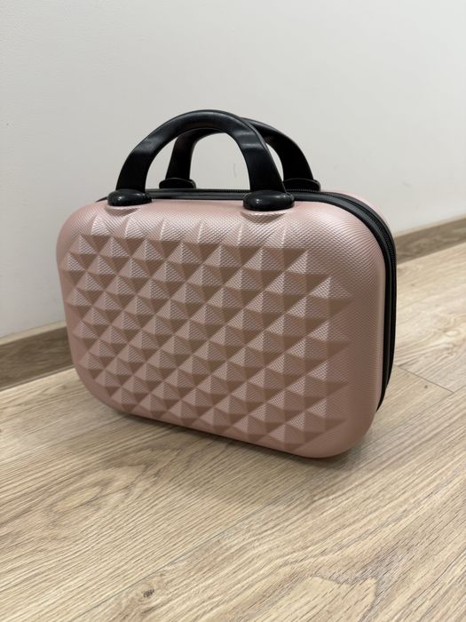 Маленька дорожня валіза