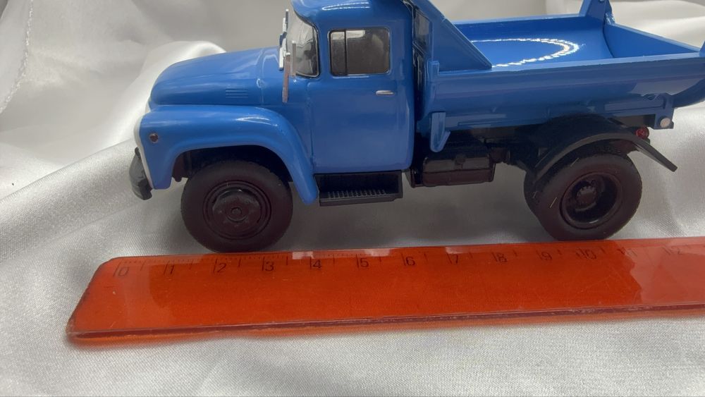 model ciężarówki ZIŁ-130 MMZ-555