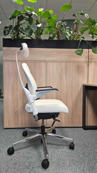 Fotel biurowy Nowy Styl Xenium Duo Back biały z zagłówkiem (70 szt.)