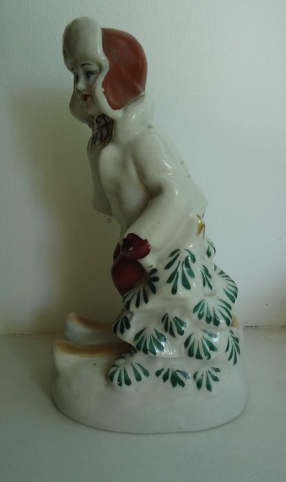 Хлопчик на лижах, фарфор.