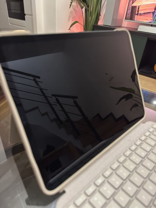 iPad Pro 11” M1 256 GB + Apple Pencil + Logitech Combo Touch | ZESTAW