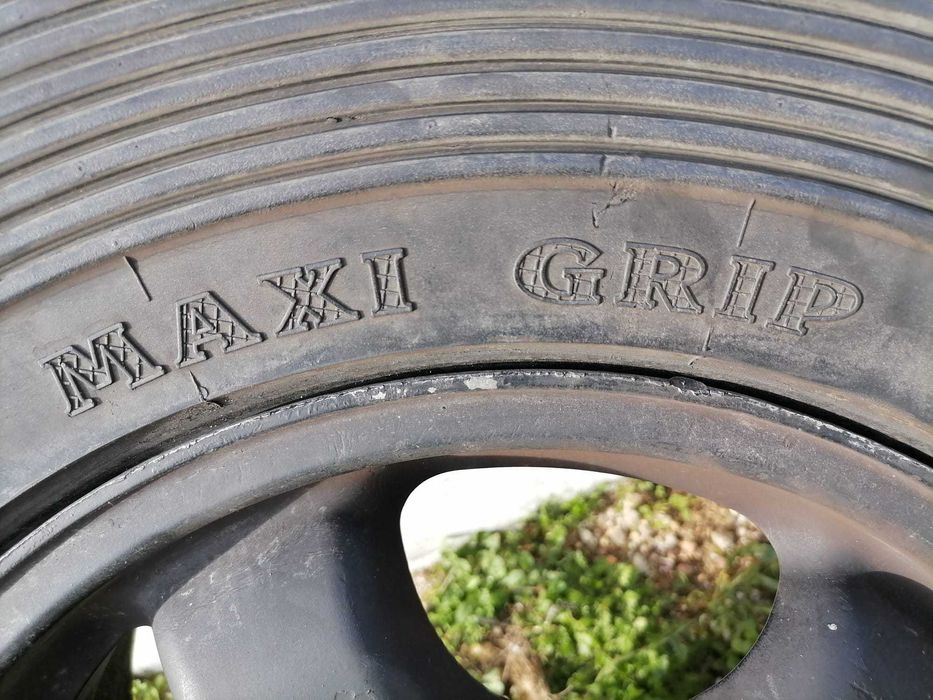 Jantes e pneus M/T para Jipes.