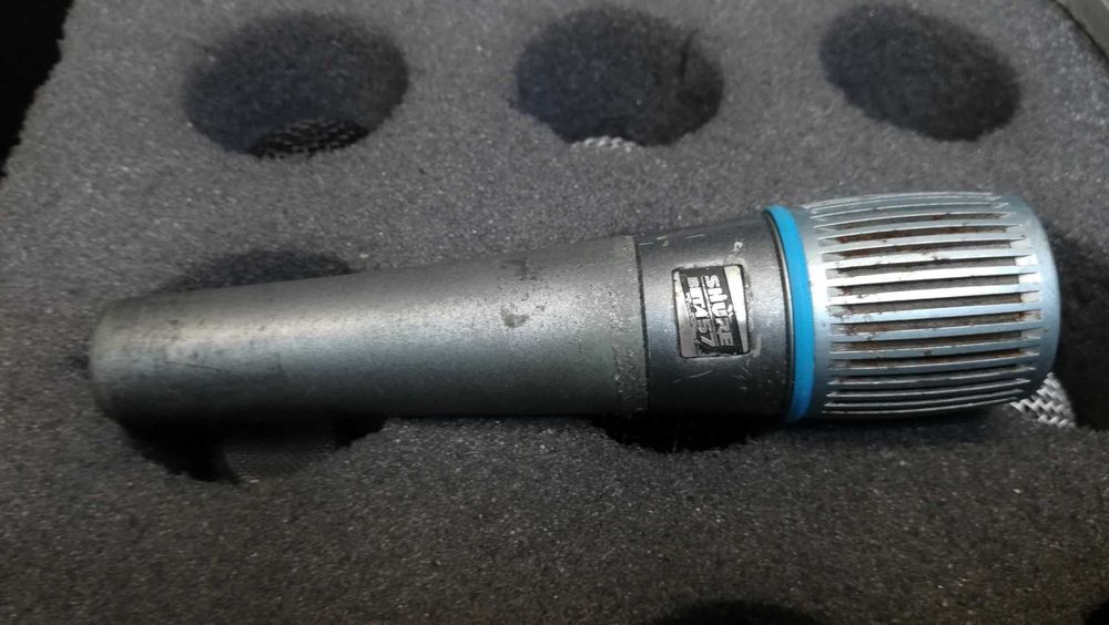 Microfone Shure Beta 57 em bom estado.