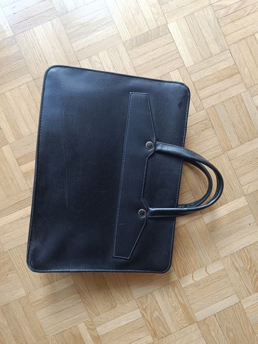 Pojemna czarna aktówka