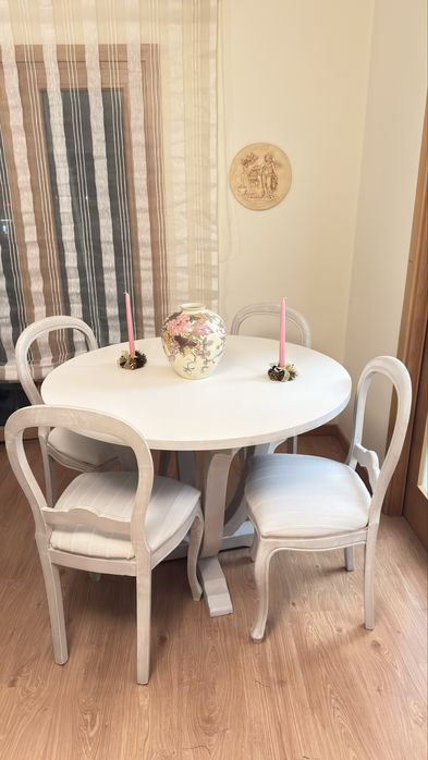 Conjunto mesa e cadeiras