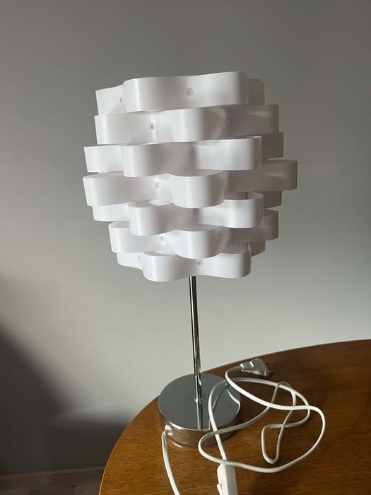 Biała lampa na stolik