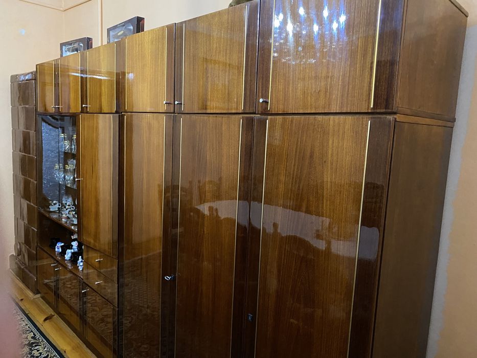 Сервант вітрина шафа