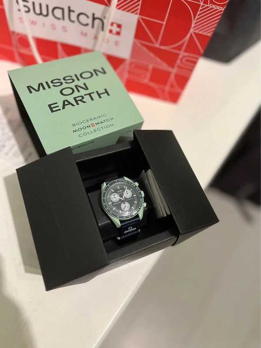 SO33G100 Omega x Swatch Earth Precyzja Geologiczna