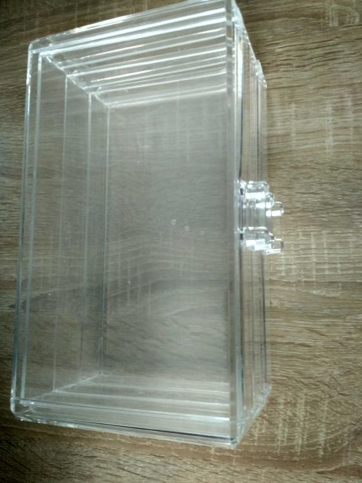 Akrylowe pudełko do przechowywania kosmetyków z 3 szufladami