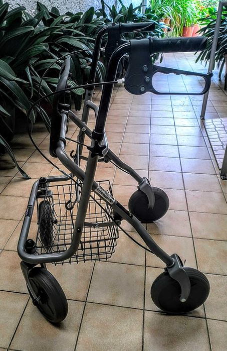 Andarilho dobrável, com cesto e assento.