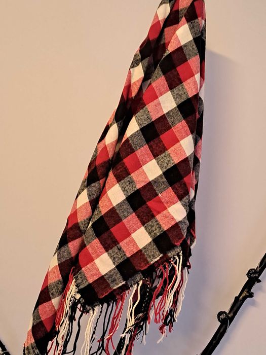 Chusta, szal w kratkę.