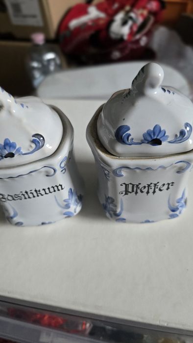 Pojemniki vintage na przyprawy.