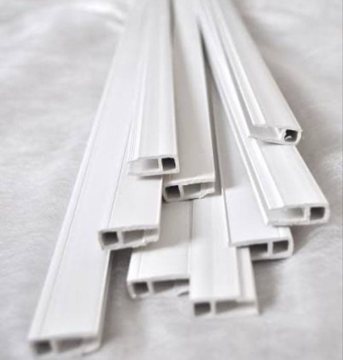 Профіль пластиковий для натяжної стелі  2.5 м.