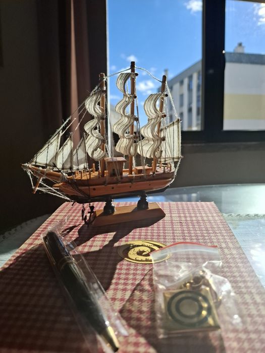 Veleiro  + porta chaves  + caneta