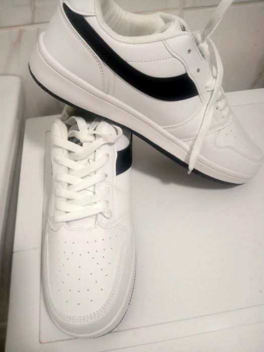 Продам нові кросівки