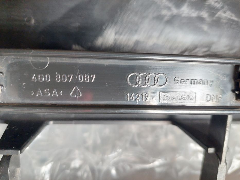 Решітка AUDI A6 ОРИГІНАЛ  4G0807087
