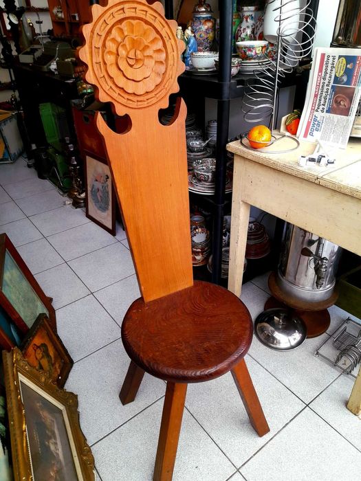 Cadeira antiga de madeira