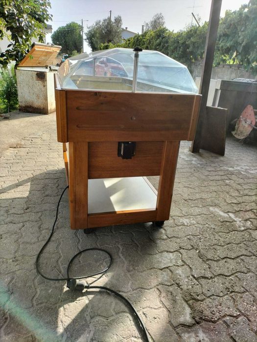 Expositor buffet de self service de frios.