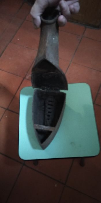 Ferro antigo de passar a roupa a ferro