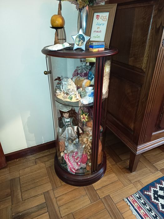 Vitrine em vidro e madeira