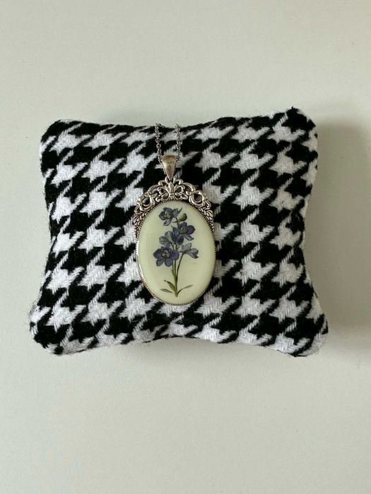 naszyjnik kamea z kwiatem classy old money