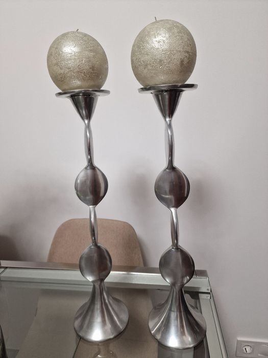 Castiçais  em metal prateado