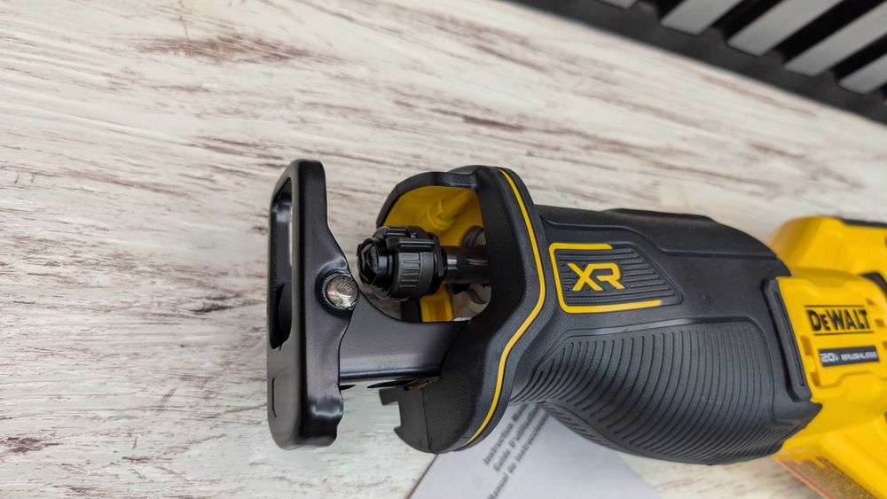 Акумуляторна бесщіточна сабельна пила Dewalt DCS382 20v