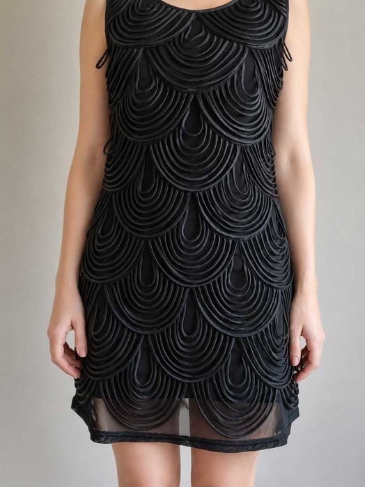 Vestido Preto com Aplicações Entrançadas 3D