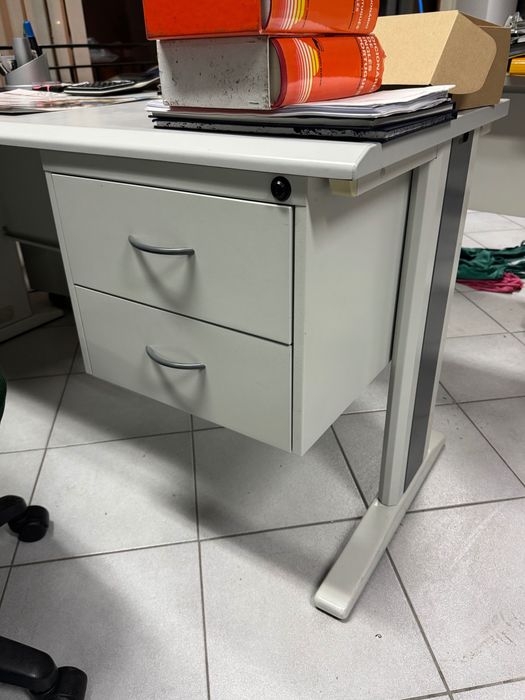 Secretárias Móveis Mobiliário Usado Razoável Conservação Marca Levira