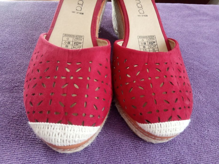 Sandały na koturnie bordowe 40