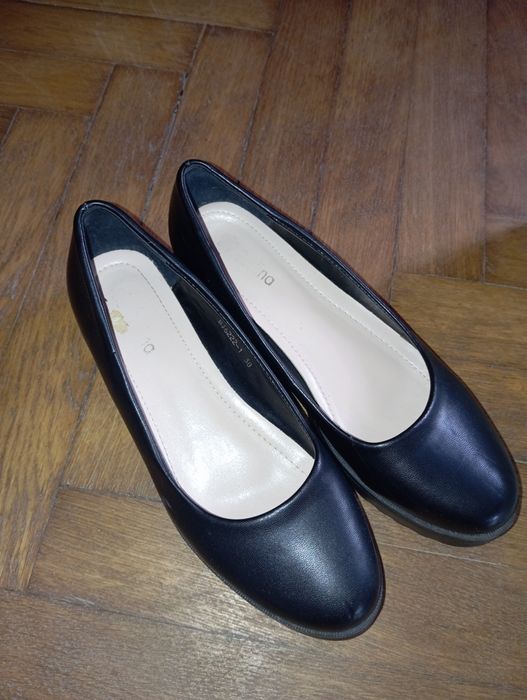 Чорне жіноче взуття