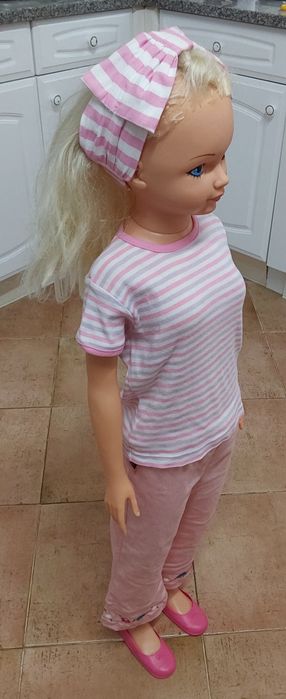 BONECA GRANDE E ANTIGA,RESISTENTE.Casa,Decoração,Colecção,Sala,Quarto.