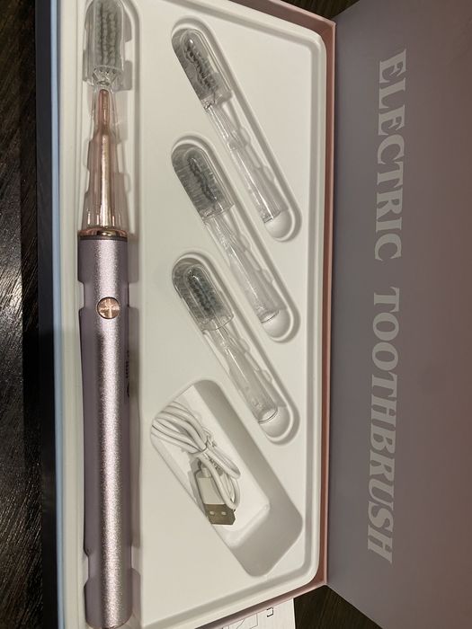 Електрична зубна щітка у наборі