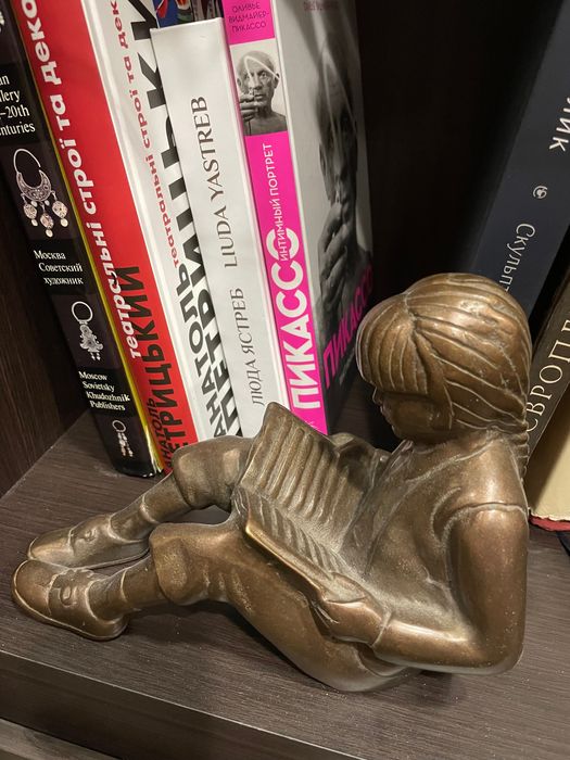 Антикварні вінтажні тримачі для книг - хлопчик і дівчинка з книгою