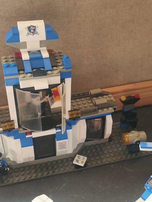 Posto da polícia, mota, carro e helicóptero
