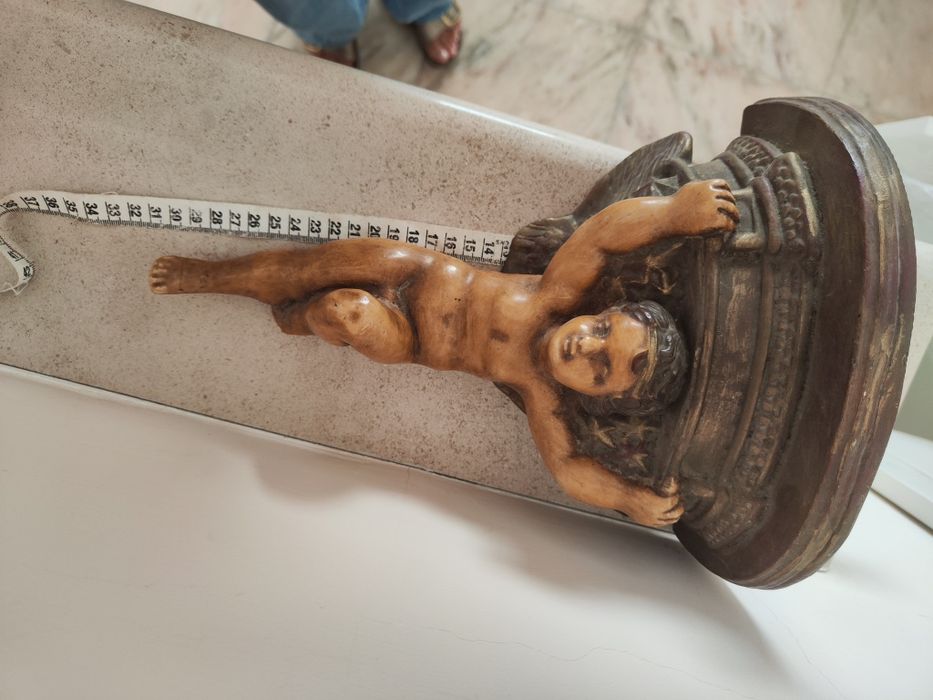 Pedestal de parede com anjo