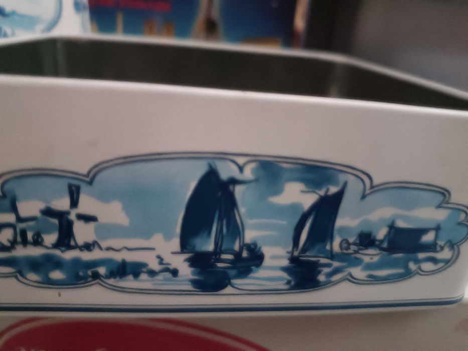 caixas de lata vazias